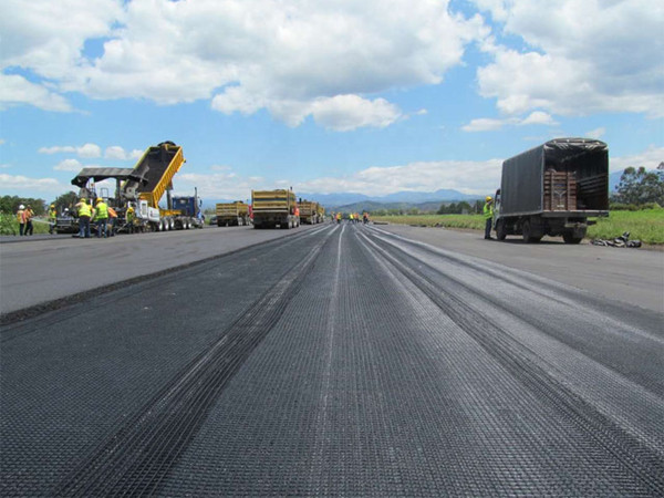 公路土工格柵加筋施工的特點